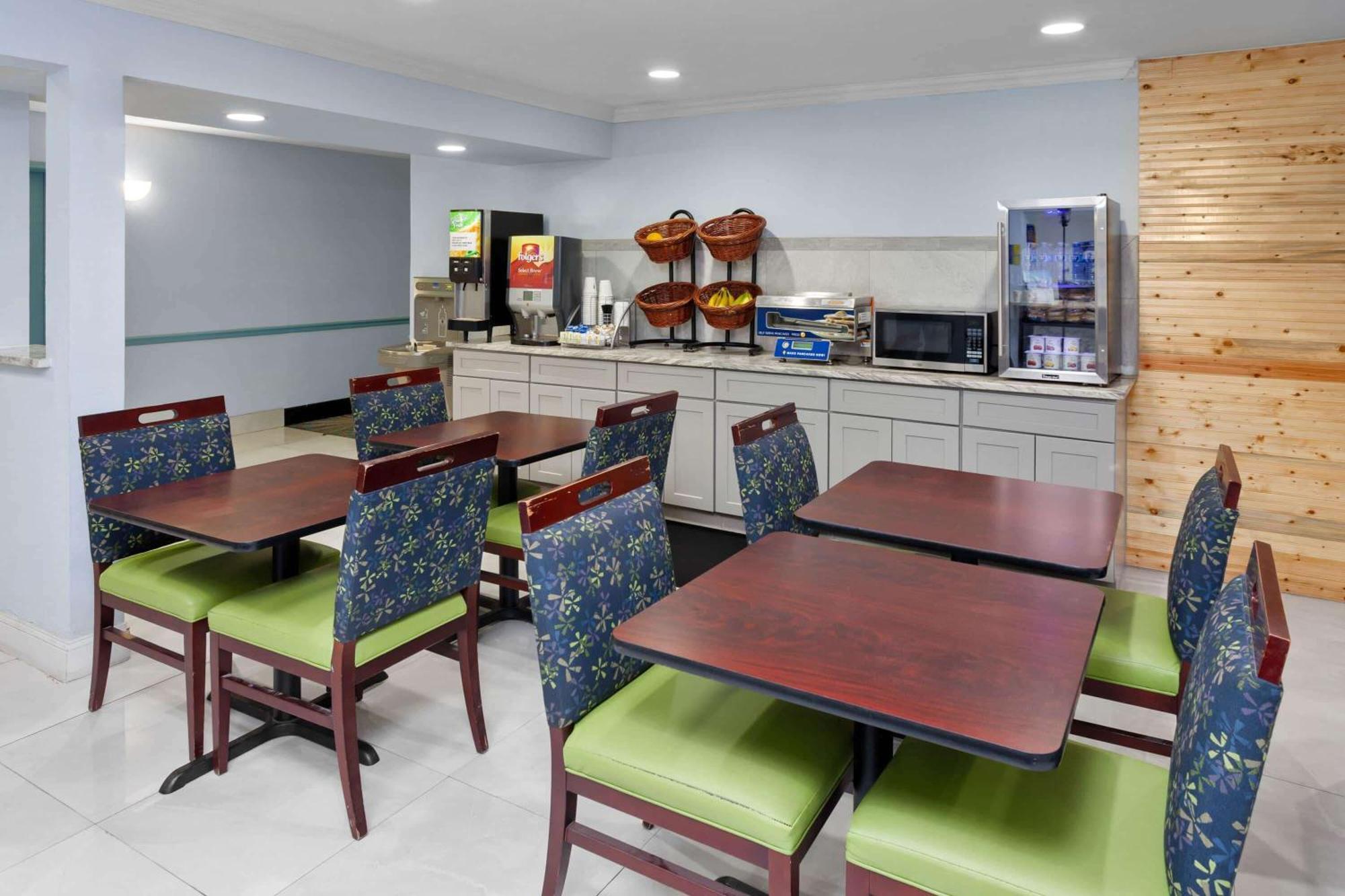 Days Inn & Suites By Wyndham Siler City Exterior foto